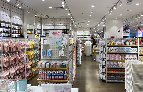 陽(yáng)江精品店陳列架上的商品布局需要變換嗎