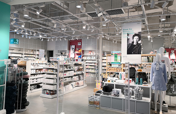 黑龍江挑選精品店展示貨架時(shí)需要注意的三點(diǎn)